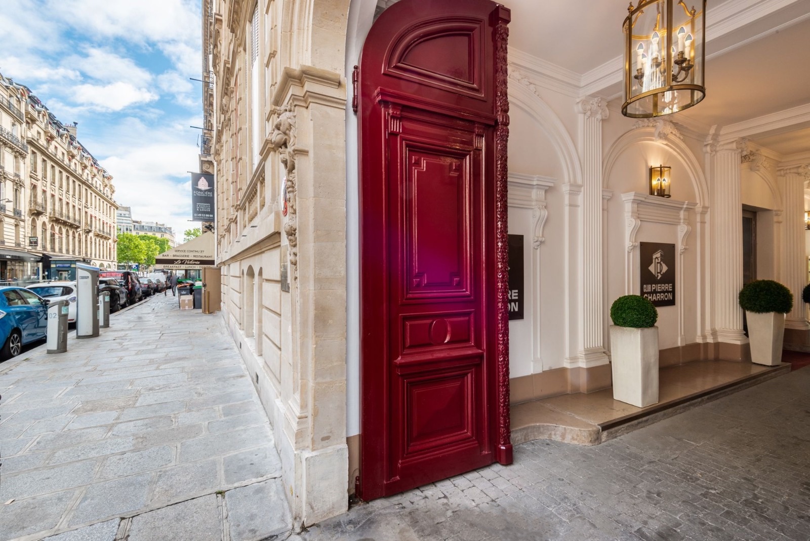 l'entrée du club de jeux Club Pierre Charron